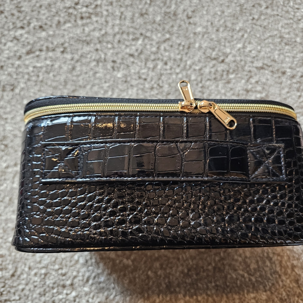 Elegant Black Crocodile-Embossed Cosmetic Case - Picture 2 of 6